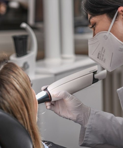 Bleaching_Implantologie_professionelle_zahnreinigung_veneers_zahnarztpraxis_frankfurt03-min