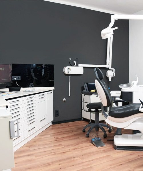Bleaching_Implantologie_professionelle_zahnreinigung_veneers_zahnarztpraxis_frankfurt07-min